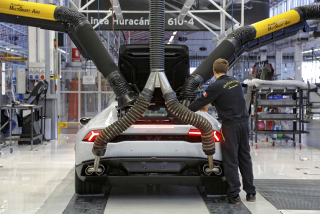 Illustration for article titled El minucioso proceso de construir un Lamborghini, foto a foto